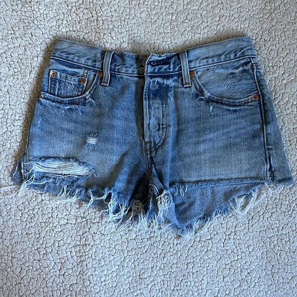 Levi’s Shorts - Picture 2 of 3
